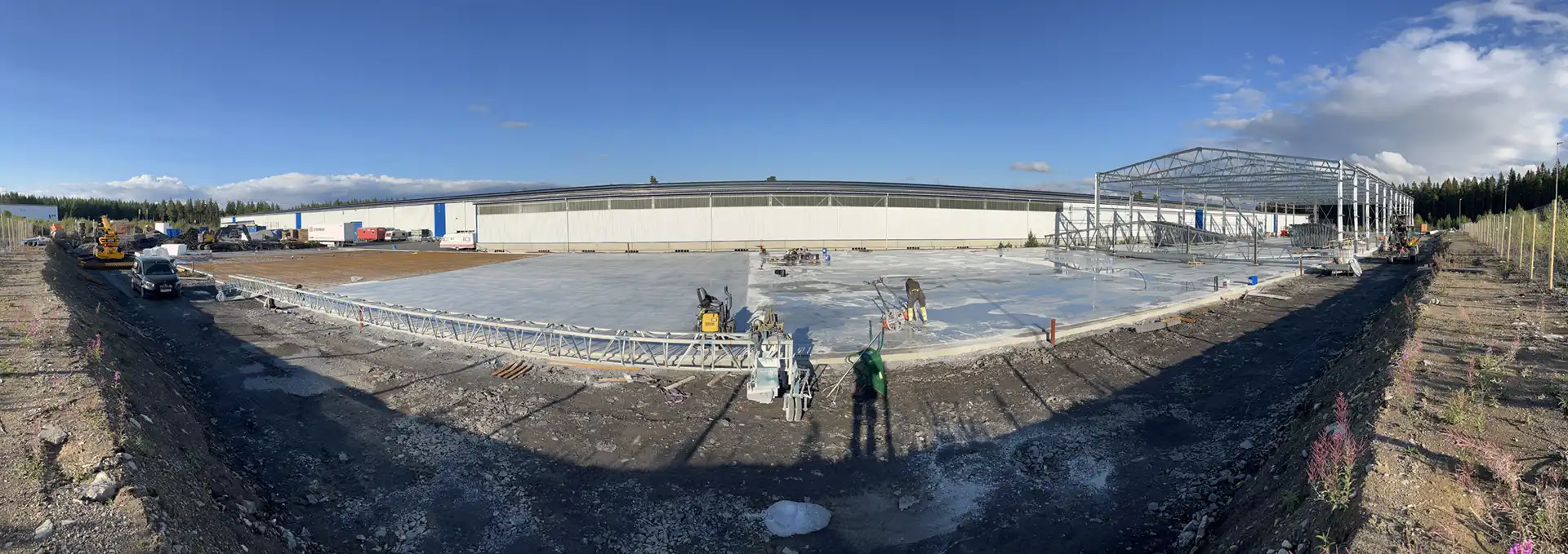 Utförandeentreprenad avseende mark- och betongarbeten för ny industrilokal med golv av hårdbetong.